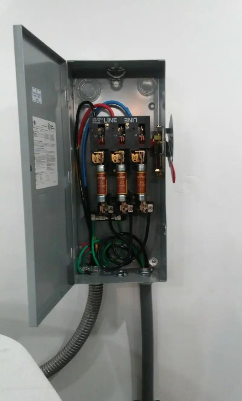 Three-phase disconnect switch installed for Smoke Detector Installation in Belton